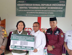Wabup Sumarno Bersama Dinas Sosial Kabupaten Bengkulu Utara Salurkan Bantuan Kepada Masyarakat