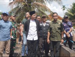 Bupati Arie Sambangi Korban Kebakaran Serahkan Bantuan di Desa Argamulya