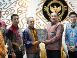 Parmin SIP bersama Bupati Bengkulu Utara Terima LHP dari BPK RI