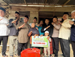 Parmin SIP Dampingi Bupati Serahkan Bantuan Bedah Rumah Kepada Lansia di Desa Arga Mulya